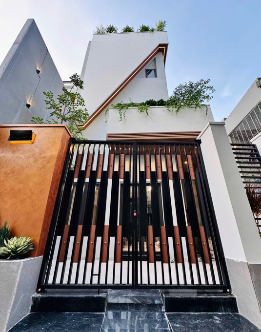 Bán nhà 4 tầng độc lập, ngõ ô tô Văn Cao, Hải Phòng - Diện tích 93,7m², tặng full nội thất! - Ảnh chính